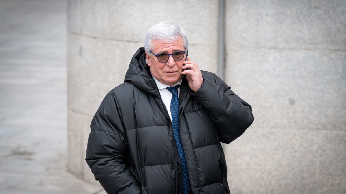 El ex comisario del Aeropuerto de Madrid-Barajas Carlos Salamanca habla por teléfono a su salida de la Audiencia Nacional, a 8 de enero de 2024