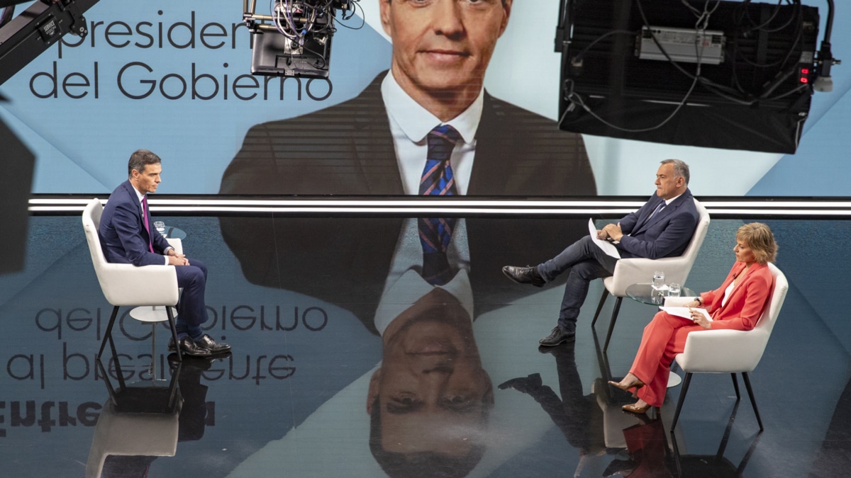 MADRID, 29/04/2024.- El presidente del Gobierno, Pedro Sánchez (i), durante la entrevista que ha concedido hoy lunes a Televisión Española, la televisión pública de España, horas después de desvelar que se mantenía al frente del Ejecutivo. EFE/RTVE SOLO USO EDITORIAL/SOLO DISPONIBLE PARA ILUSTRAR LA NOTICIA QUE ACOMPAÑA (CRÉDITO OBLIGATORIO)