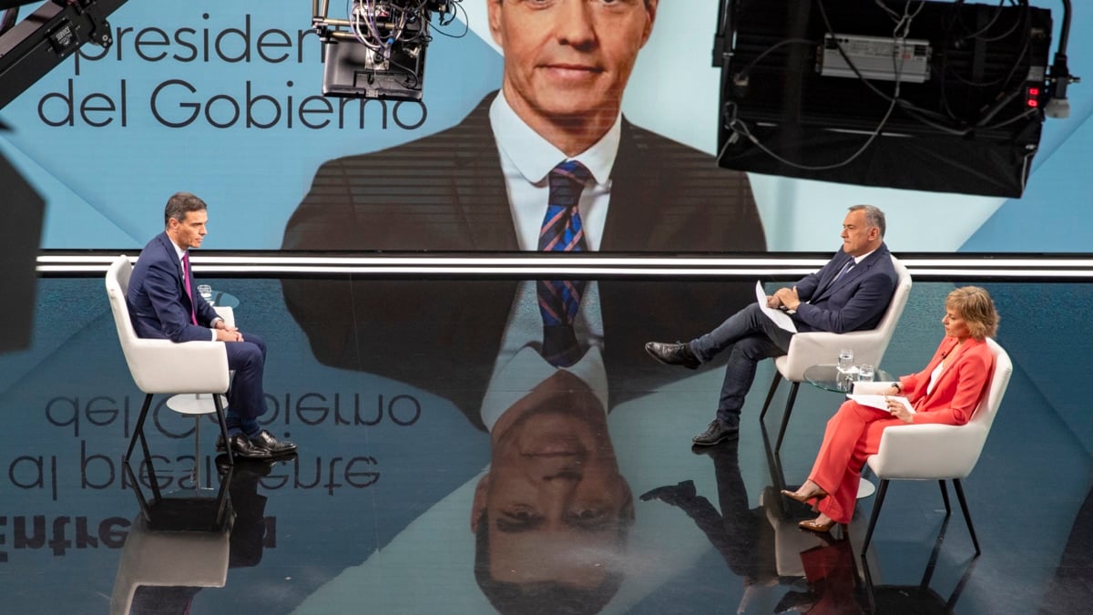 MADRID, 29/04/2024.- El presidente del Gobierno, Pedro Sánchez (i), durante la entrevista que ha concedido hoy lunes a Televisión Española, la televisión pública de España, horas después de desvelar que se mantenía al frente del Ejecutivo. EFE/RTVE SOLO USO EDITORIAL/SOLO DISPONIBLE PARA ILUSTRAR LA NOTICIA QUE ACOMPAÑA (CRÉDITO OBLIGATORIO)