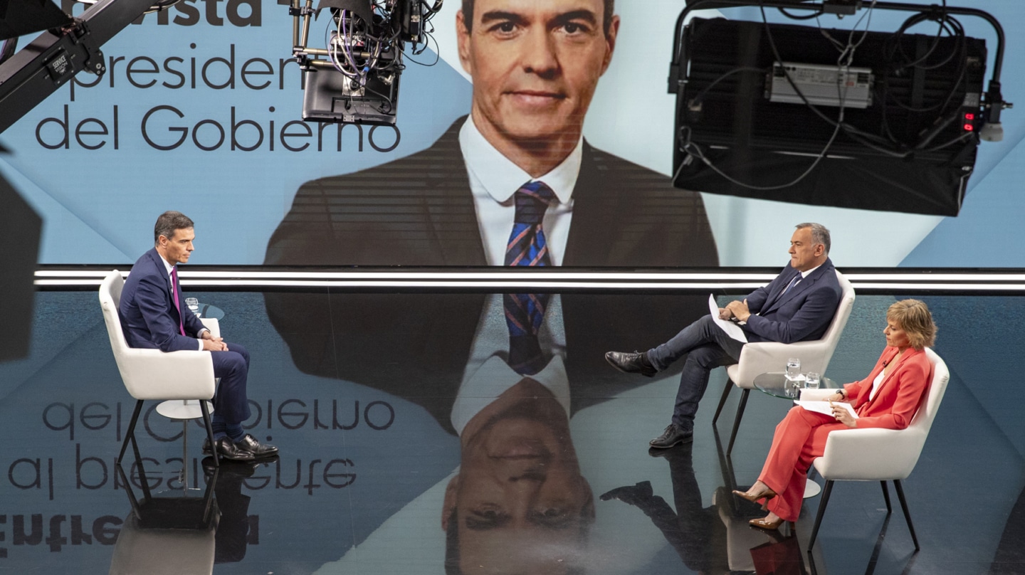 MADRID, 29/04/2024.- El presidente del Gobierno, Pedro Sánchez (i), durante la entrevista que ha concedido hoy lunes a Televisión Española, la televisión pública de España, horas después de desvelar que se mantenía al frente del Ejecutivo. EFE/RTVE SOLO USO EDITORIAL/SOLO DISPONIBLE PARA ILUSTRAR LA NOTICIA QUE ACOMPAÑA (CRÉDITO OBLIGATORIO)