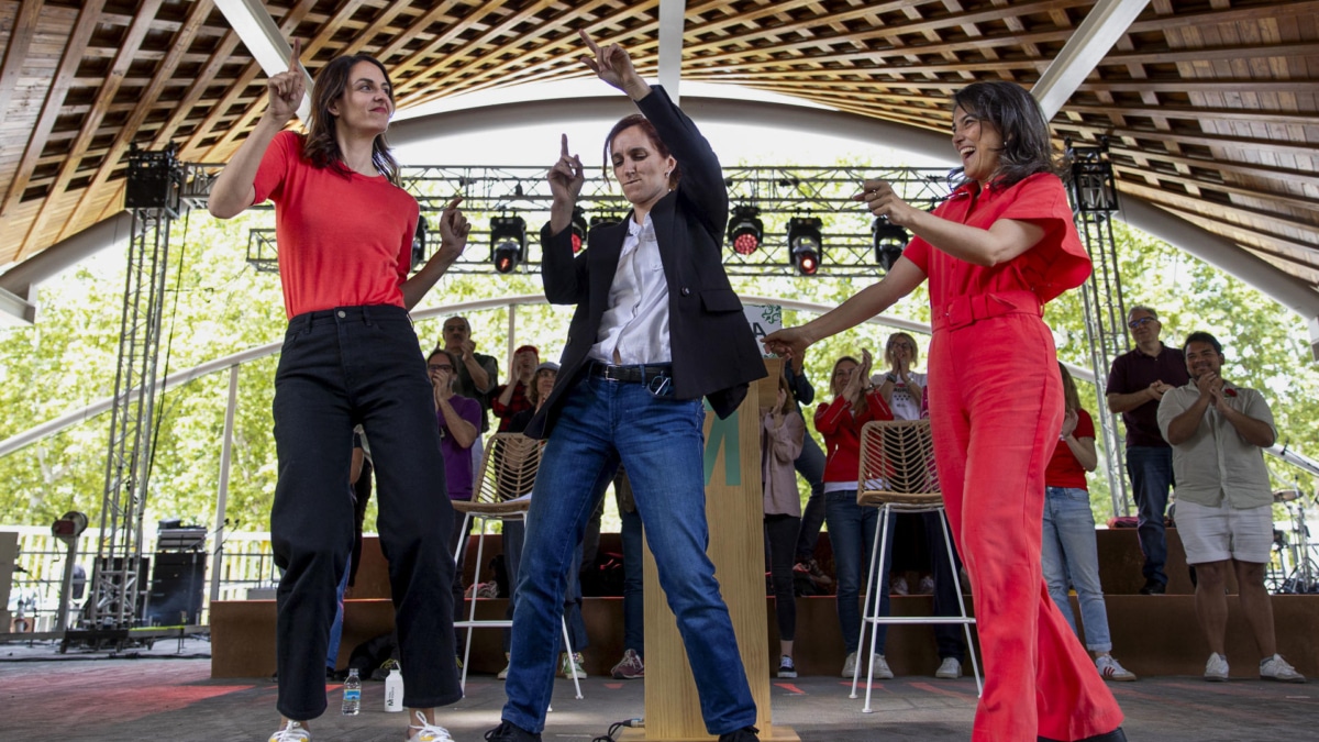 Rita Maestre, Mónica García y Manuela Bergerot bailan en la verbena La Madrileña.