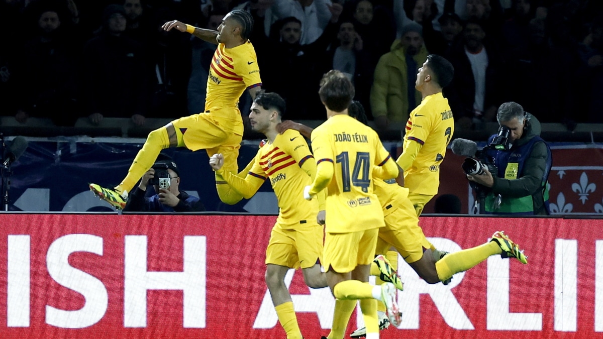 Los jugadores del Barça celebran uno de los goles al PSG.