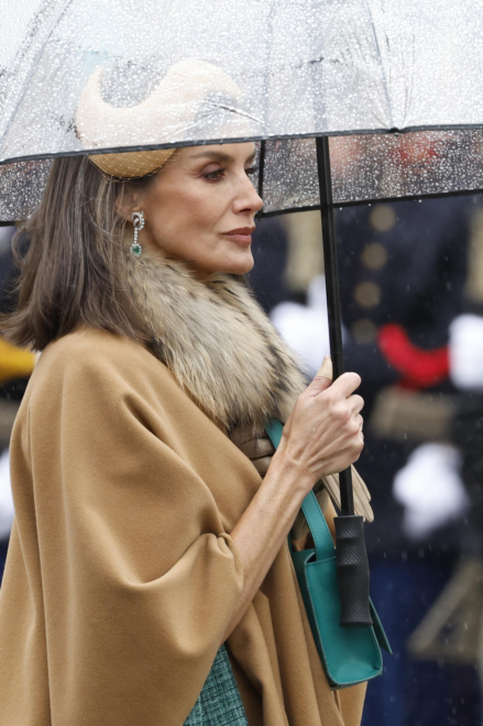 La reina Letizia durante la ofrenda floral ante el Monumento Nacional en el marco de la visita de Estado de los reyes de España.