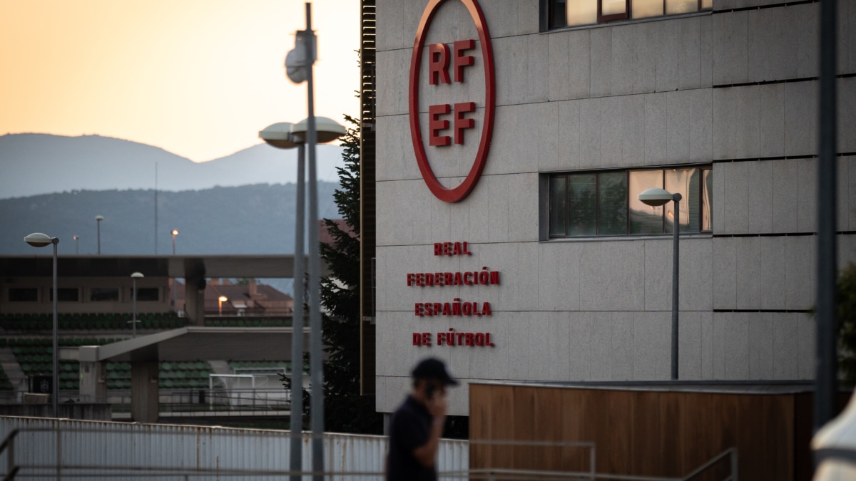 Fachada de la sede de la Real Federación Española de Fútbol (RFEF), en Las Rozas, Madrid (España).