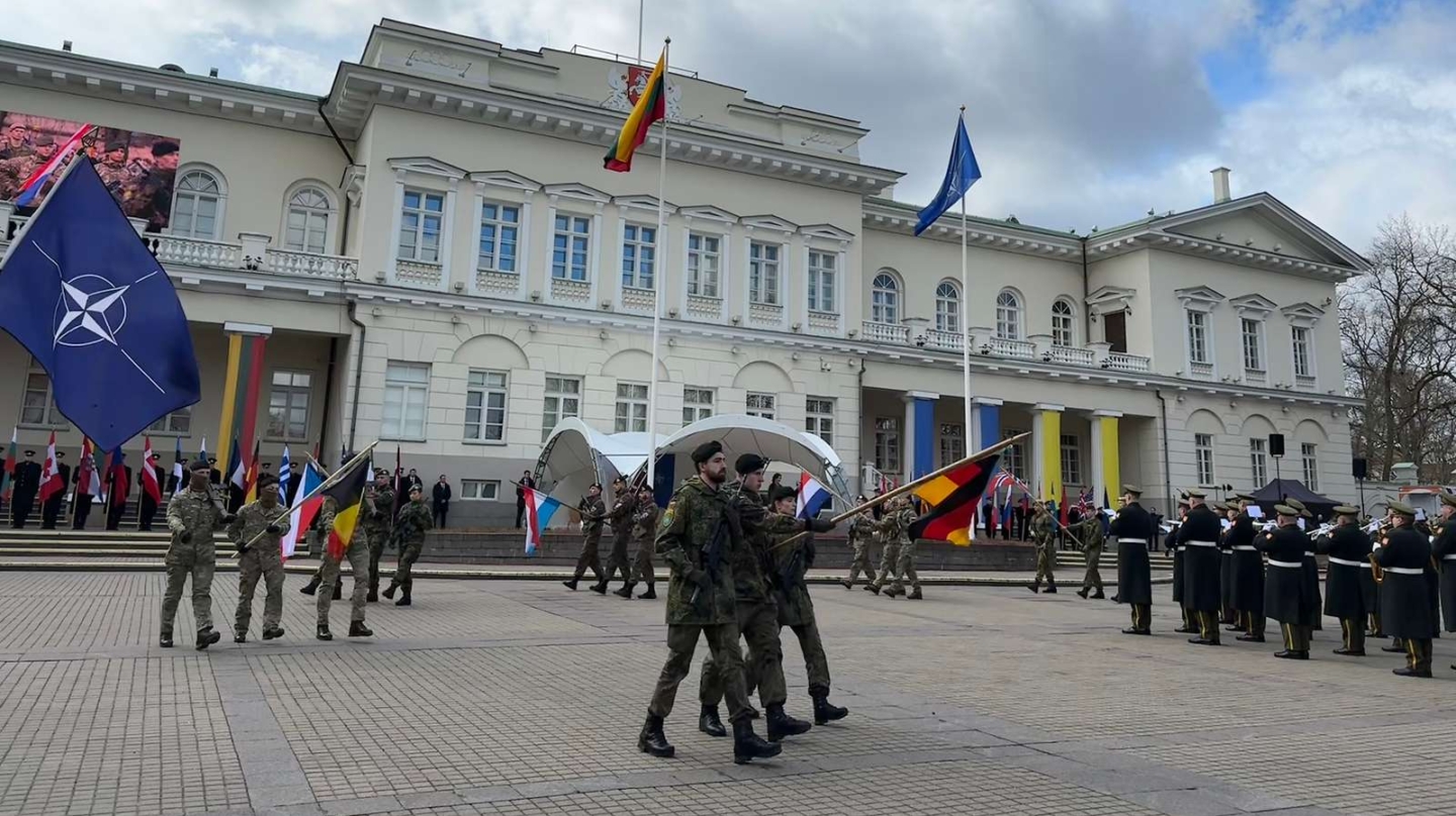Soldados de varios ejércitos de la OTAN en un acto festivo en Vilna.
