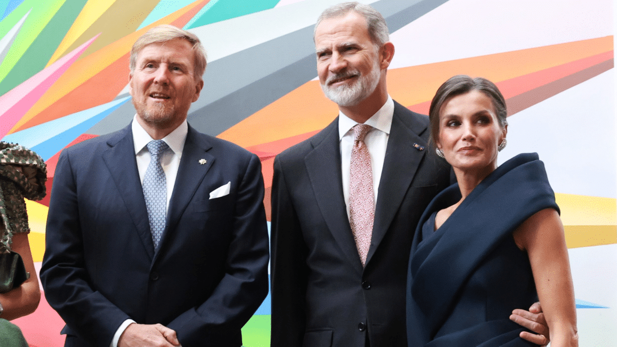 El rey Felipe abraza a la reina Letizia en el último acto de su viaje de Estado a Holanda.