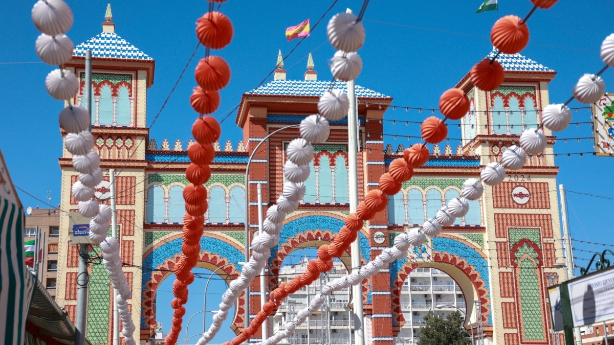 Farolillos y portada de la Feria de Sevilla. A 12 de abril de 2024, en Sevilla (Andalucía, España).