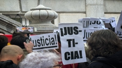 Dos 'Españas mínimas' piden en la calle tomar la Justicia y los medios... e ilegalizar a Pedro Sánchez