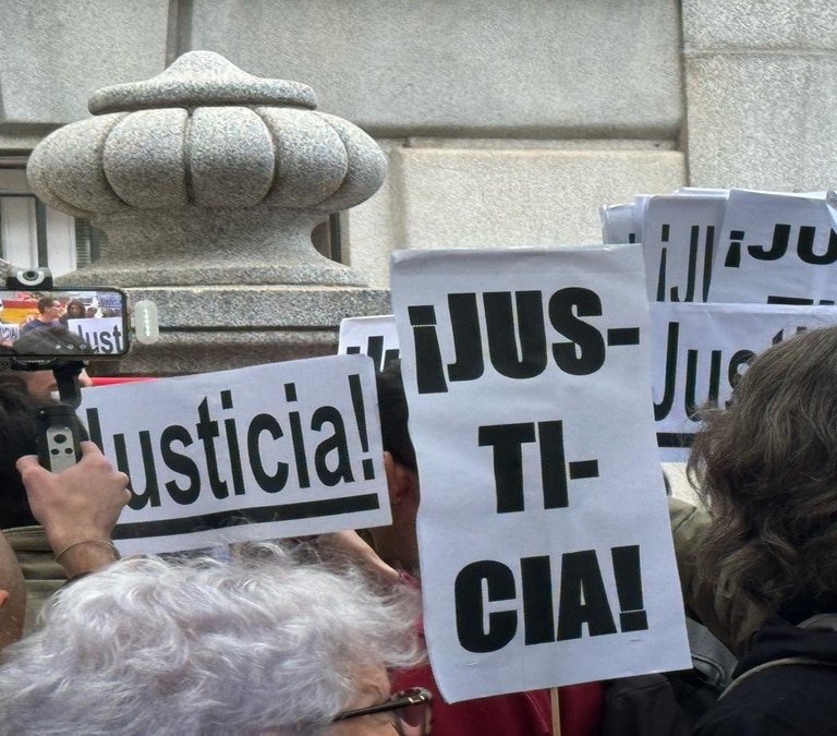 Dos 'Españas mínimas' piden en la calle tomar la Justicia y los medios... e ilegalizar a Pedro Sánchez