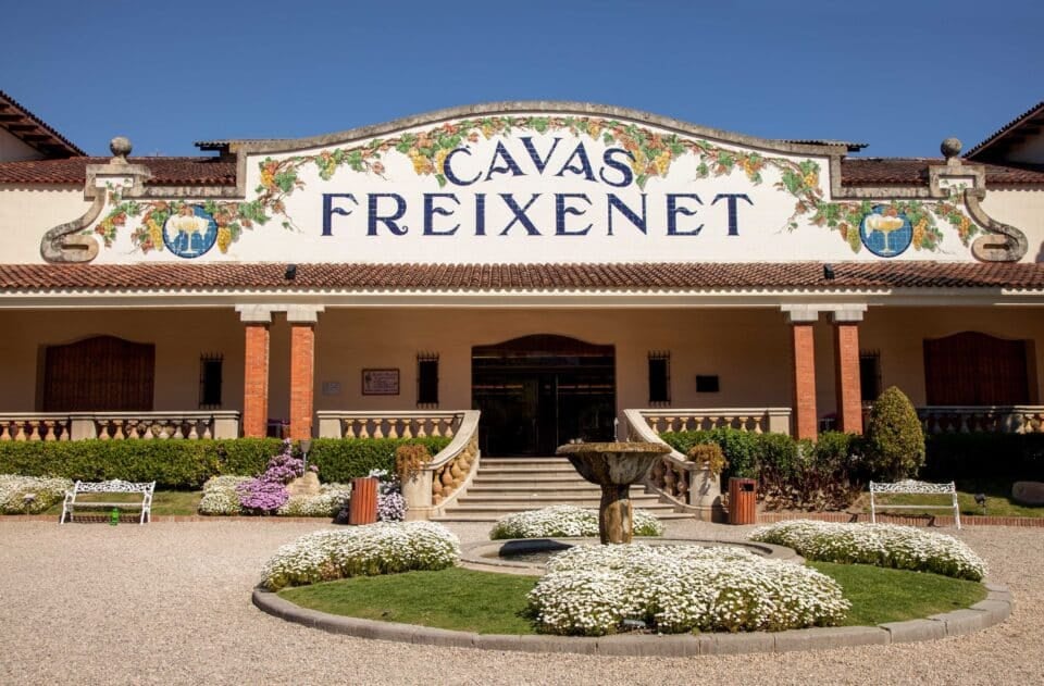 Exterior de la bodega Freixenet.