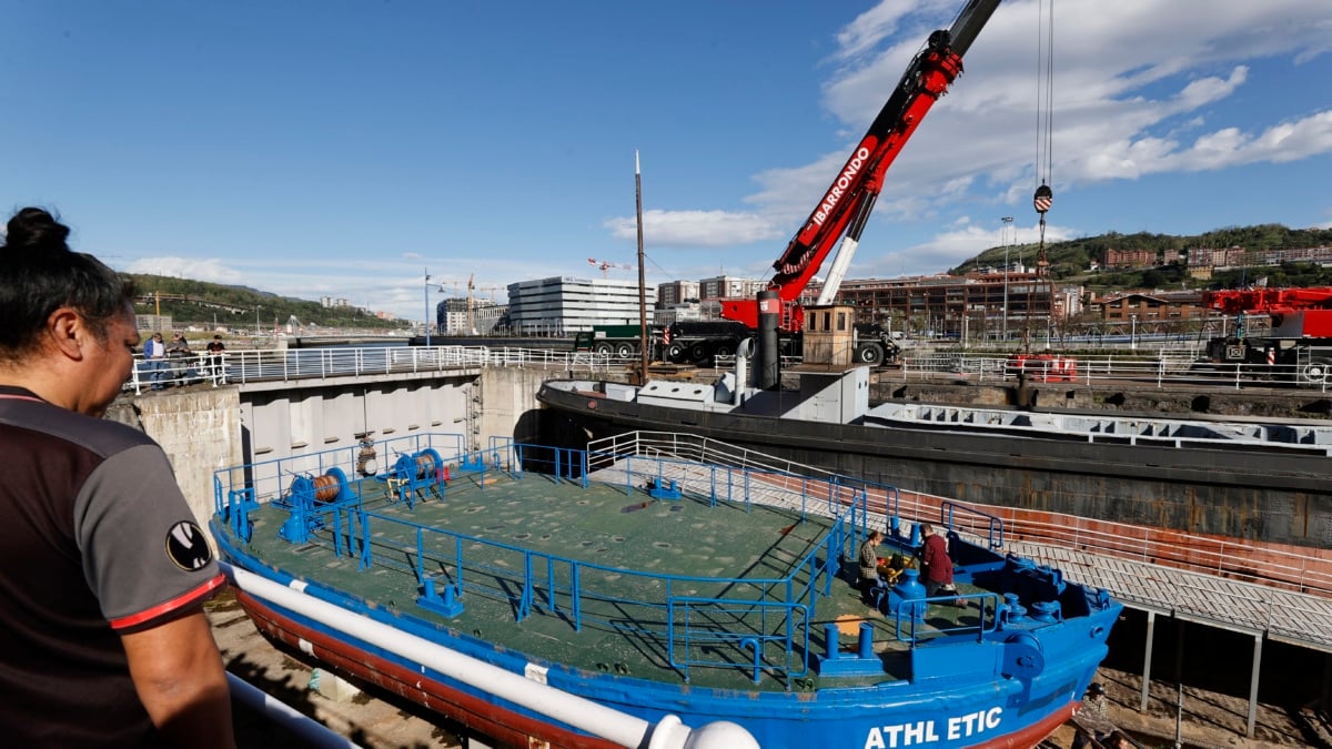 El Itsas Museum de Bilbao saca la gabarra de su dique para ubicarla en aguas de la ría