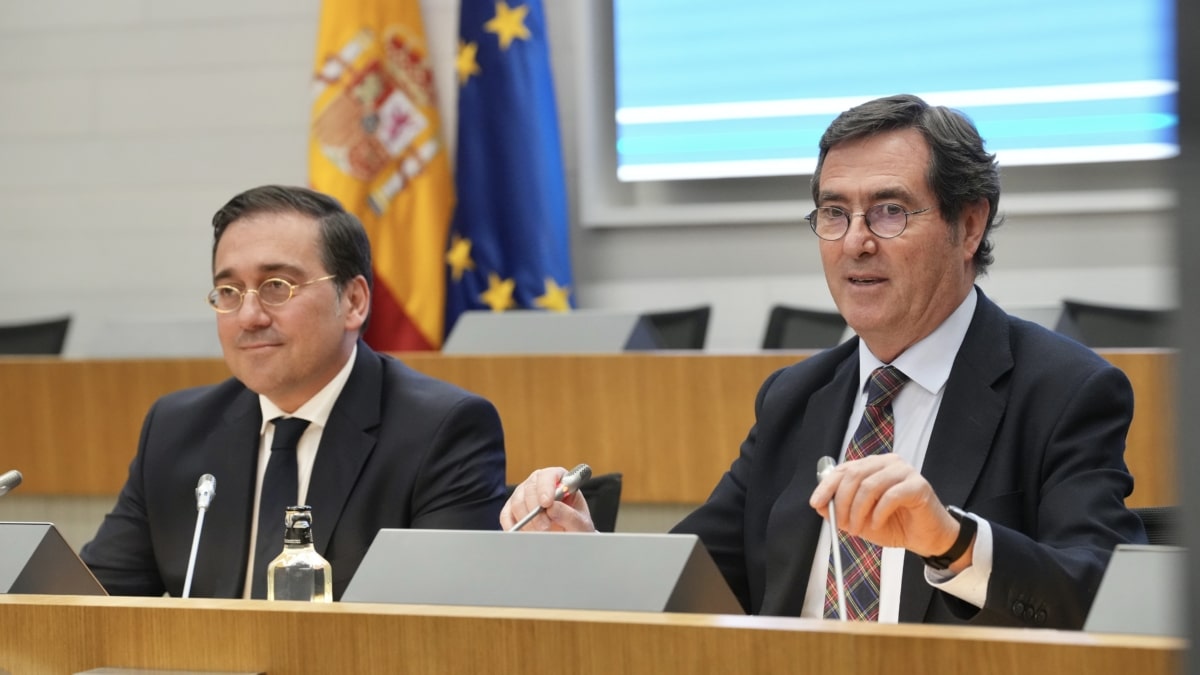 El presidente de CEOE, Antonio Garamendi, entrega el documento de propuestas de CEOE para el nuevo ciclo institucional europeo al ministro de Asuntos Exteriores, Unión Europea y Cooperación, José Manuel Albares.