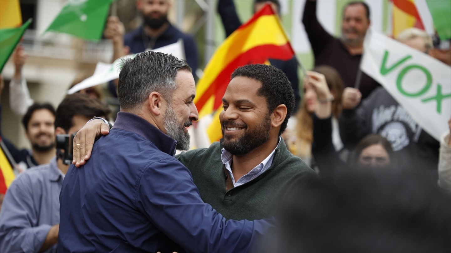 El presidente de Vox, Santiago Abascal, y el vicepresidente y candidato del partido en Cataluña, Ignacio Garriga, en un mitin en Tarragona, el domingo