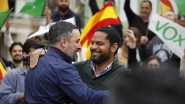 Garriga rompe la tutela de Vox desde Madrid y afronta la campaña de las catalanas como la primera en descentralizarse