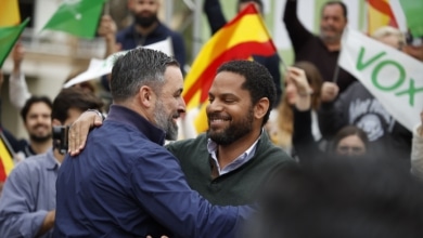 Garriga rompe la tutela de Vox desde Madrid y afronta la campaña de las catalanas como la primera en descentralizarse