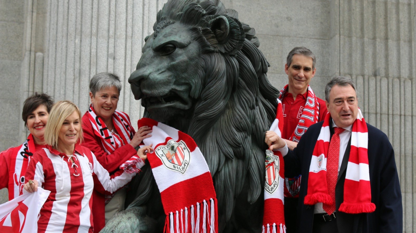 Fútbol, banderas y patria, el 'mitin sevillano' de la campaña vasca