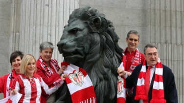 Fútbol, banderas y patria, el 'mitin sevillano' de la campaña vasca
