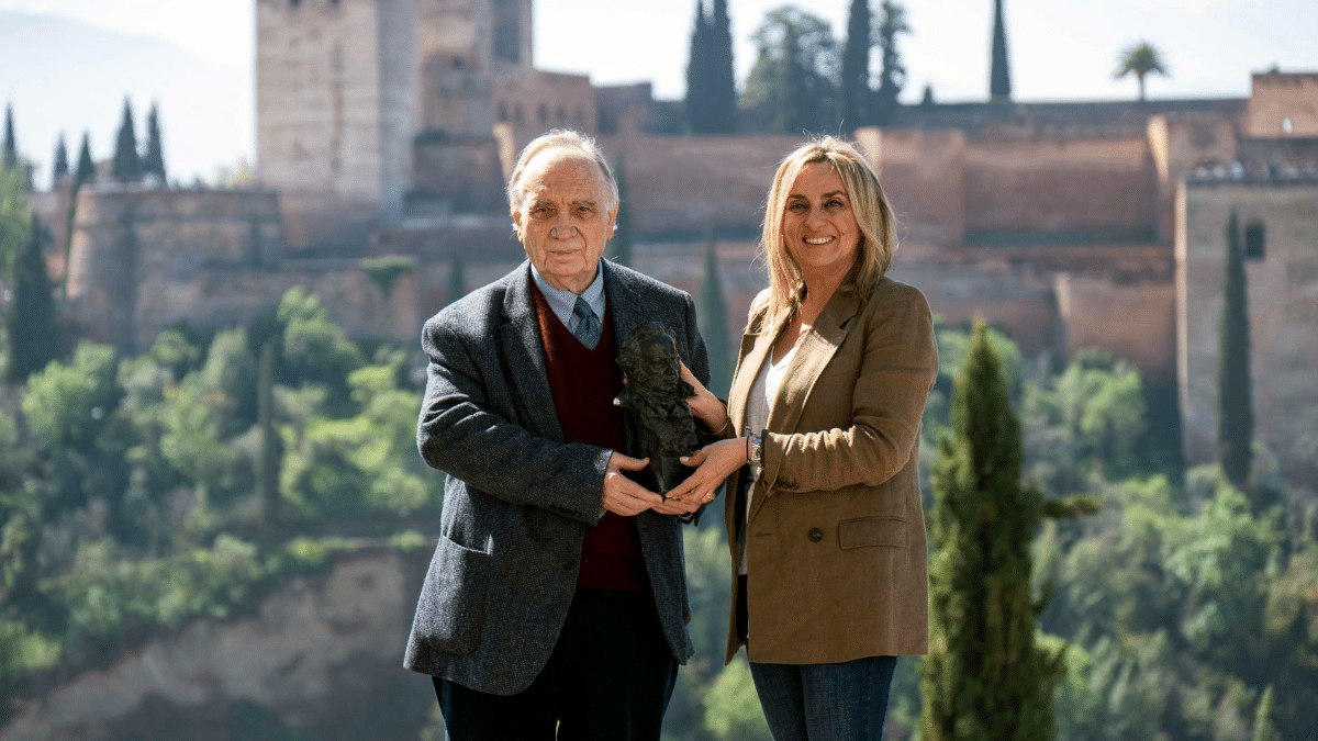 El presidente de Academia de las Artes y las Ciencias Cinematográficas de España, Fernando Méndez-Leite, junto a la alcaldesa de Granada, Marifrán Carazo, este miércoles en el Mirador de San Nicolás con la Alhambra de fondo y un Goya entre las manos.