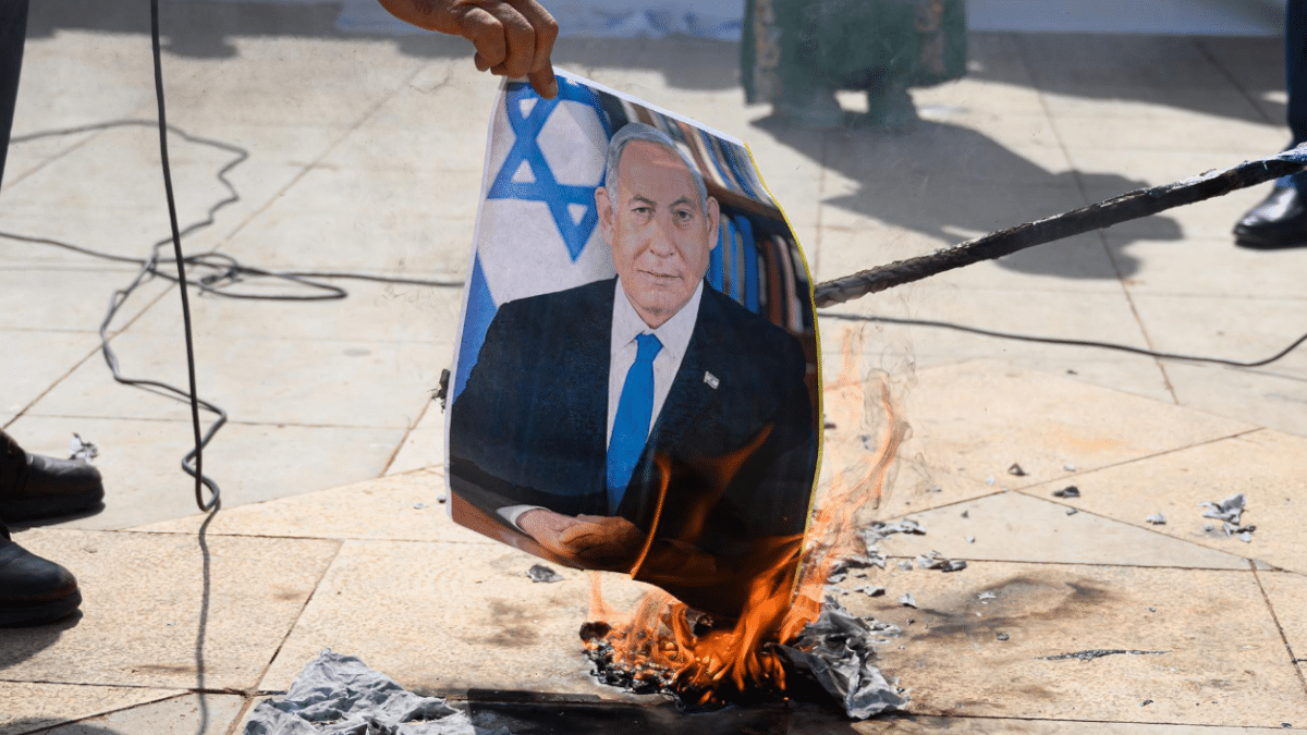 Quema de una bandera israelí con la efigie de su primer ministro, Benjamin Netanyahui, durante una manifestación propalestina en Rabat a comienzos de abril.