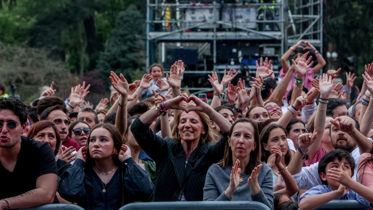 Miles de personas llenan Cibeles para celebrar la Fiesta de la Resurrección