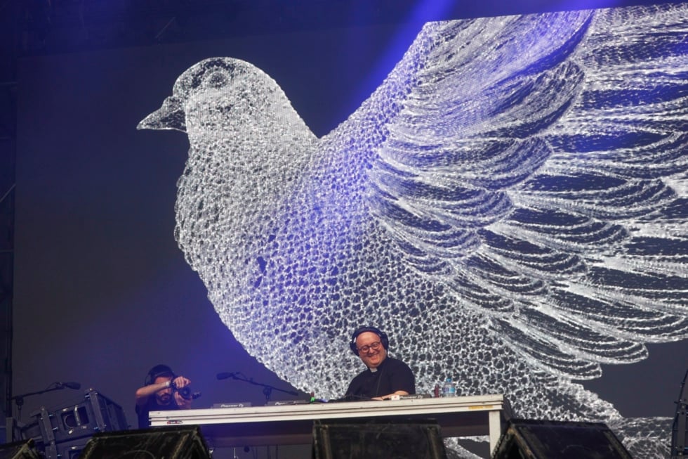 Actuación del Padre Guilherme en el concierto de la Fiesta de la Resurrección, celebrado este sábado en la plaza de Cibeles, en Madrid.