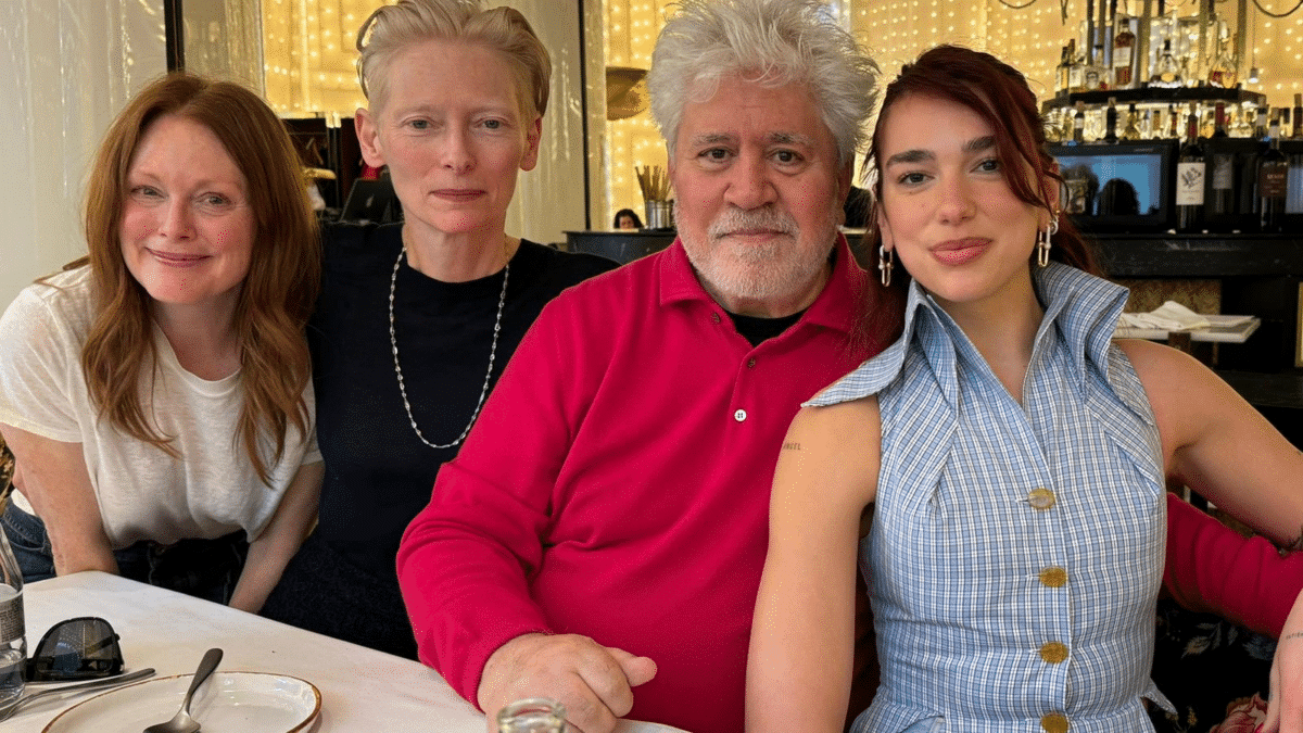 Dua Lipa posa con Pedro Almodóvar, Tilda Swinton y Julianne Moore en el restaurante BiBo by Dani García, de Madrid.