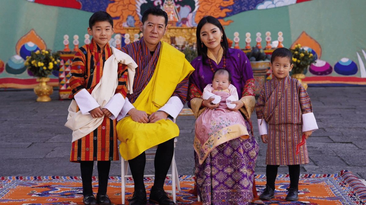 Los reyes de Bután con sus tres hijos.