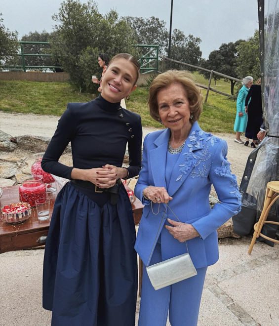 La reina Sofía posa con Carla Pereyra en la boda de Almeida.