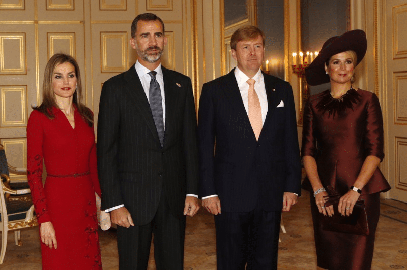 Un año más tarde de su tour como nuevos reyes, don Felipe y doña Letizia devolvieron el honor a los holandeses al visitarles pocos meses después de su proclamación. 