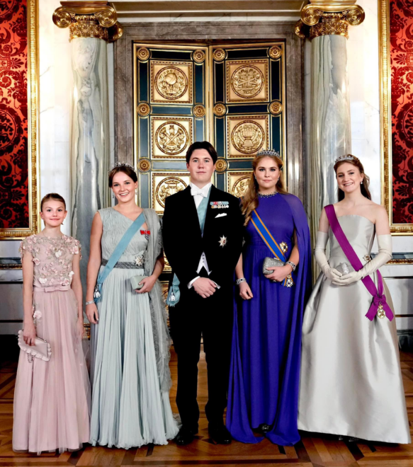 Los futuros reyes de Europa en el cumpleaños de Ingrid de Noruega. De izquierda a derecha Estelle de Suecia, Ingrid de Noruega, Chritsian de Dinamarca, amalia de Holanda y Elisabeth de Bélgica. 