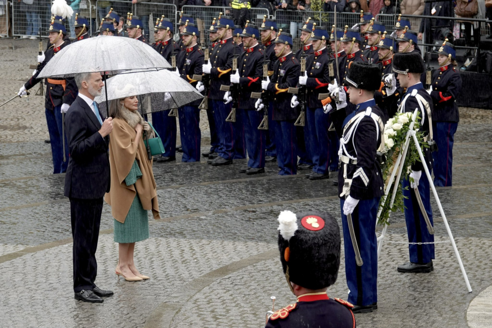 La reina Letizia se ha puesto una de sus capas favoritas, con cuello de zorros, para abrigarse cuando ha comenzado a llover en Ámsterdam.