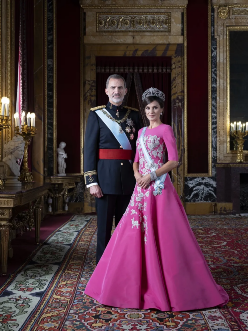 El primer retrato oficial de don Felipe y doña Letizia como reyes. 
