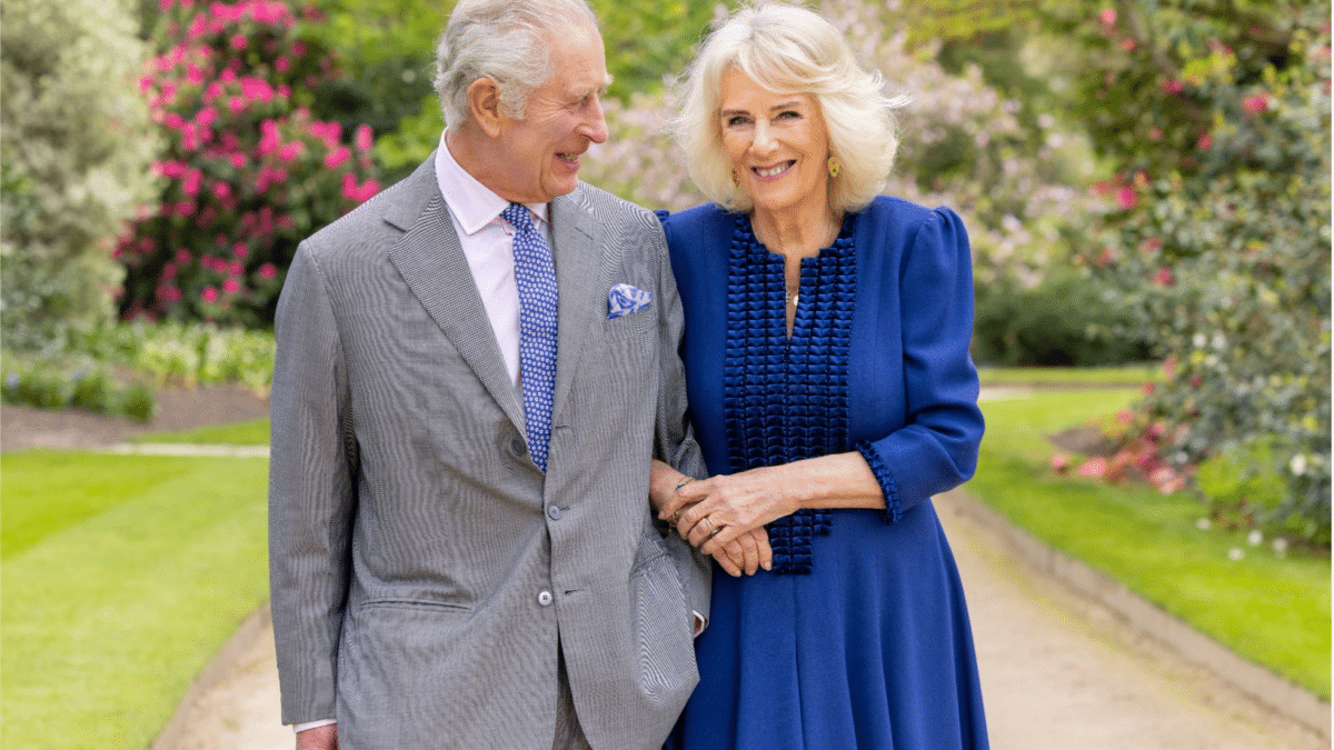 La nueva imagen de Carlos y Camilla, paseando por los jardines de Clarence House.