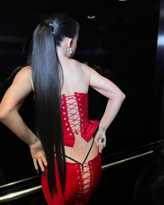 Katy Perry, luce un tatuaje de mariposa en la zona lumbar durante los premios Billboard Women in Music. 