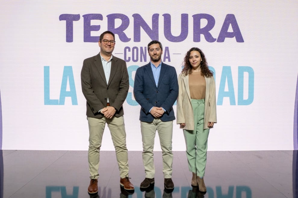 Marcos Calvo, responsable del servicio "Cruz Roja" Te acompaña; Alberto Castillo, Senior Brand Manager de Milka en España; y Lydia González, del Observatorio Estatal de Soledad no Deseada.