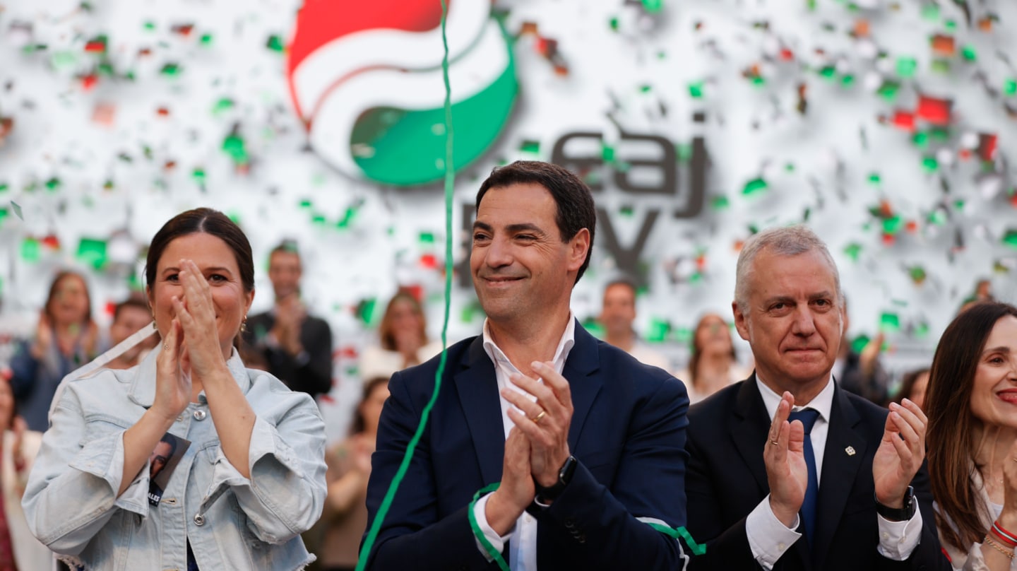 El candidato a lehendakari, Imanol Pradales (c), junto al jefe del Ejecutivo vasco, Iñigo Urkullu (2d), durante el acto de cierre de campaña del PNV, este viernes