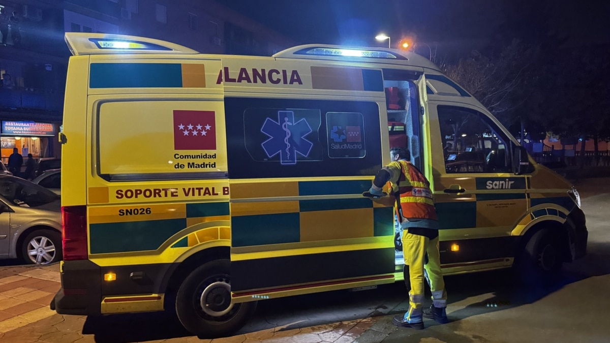 Ambulancia en el incendio del bar en Getafe (Madrid)