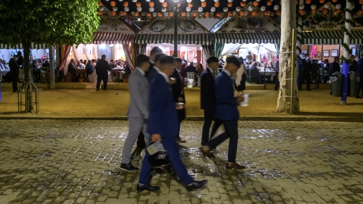 Ambiente en el Real de la Feria de Abril de Sevilla durante la tradicional cena del pescaito, que culminará este sábado con el encendido de la Portada y los farolillos que adornan las calles a las 12h, dando comienzo oficialmente el evento.