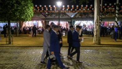 Tres intoxicados tras beber manzanilla de la misma botella en la Feria de Abril de Sevilla