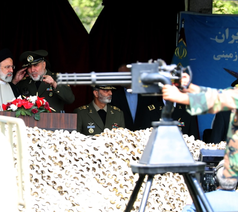 Israel ataca una base militar iraní en una represalia limitada que los ayatolás neutralizan