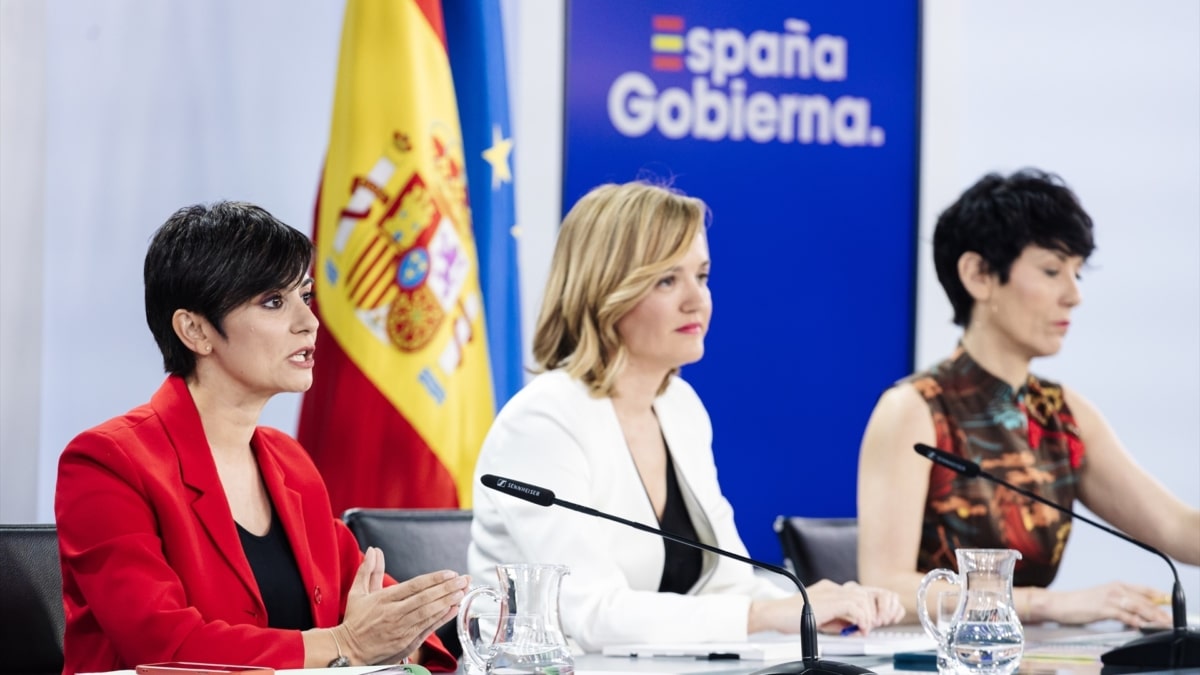 La ministra de Vivienda y Agenda Urbana, Isabel Rodríguez; la ministra Portavoz, Pilar Alegría, y la ministra de Inclusión, Seguridad Social y Migraciones, Elma Saiz, durante una rueda de prensa posterior a la reunión del Consejo de Ministros.