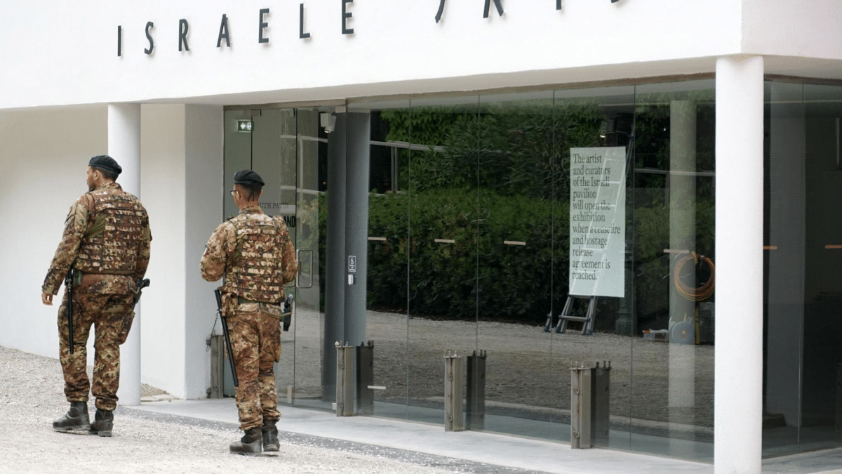 Soldados italianos patrullan ante el pabellón de Israel en los Giardini della Biennale de Venecia, este martes.