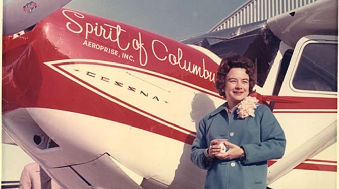 Una avioneta y dos mudas: la historia de la primera mujer en dar la vuelta al mundo 
