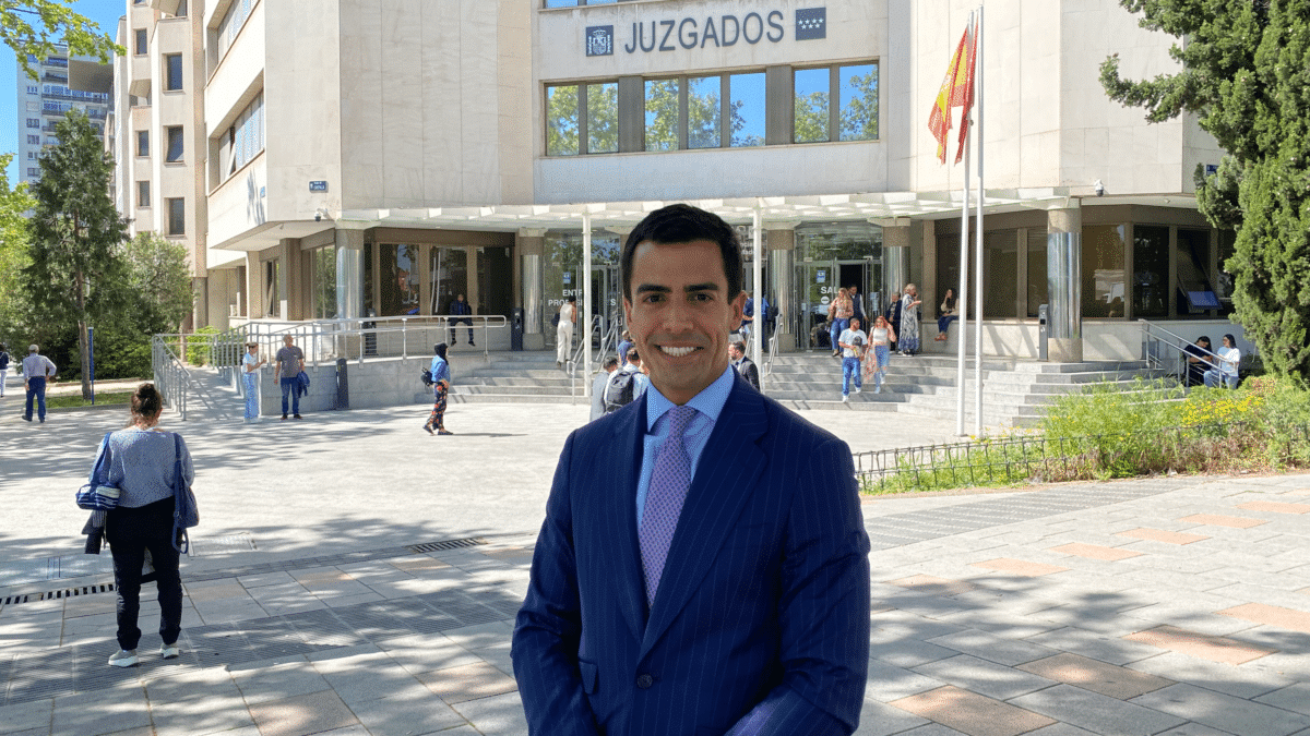 Juan Gonzalo Ospina a la puerta de los Juzgados de Plaza de Castilla tras su entrevista con 'El Independiente'.