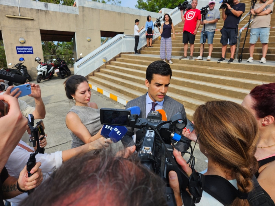 Juan Gonzalo Ospina habla con la prensa a la salida del juzgado en Koh Samui. 