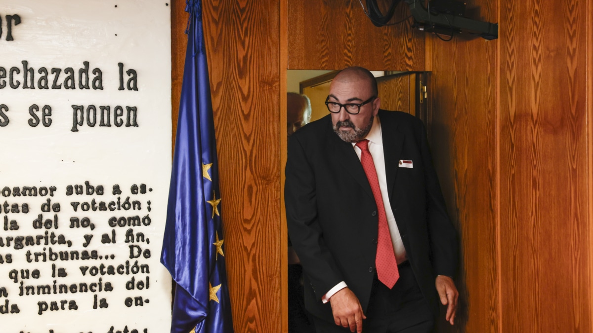 Koldo García, que fuera asesor del exministro José Luis Ábalos, se dirige a comparecer ante la comisión del Senado por su imputación en la presunta trama de corrupción por la compraventa de mascarillas durante la pandemia, este lunes, en la Cámara Alta.