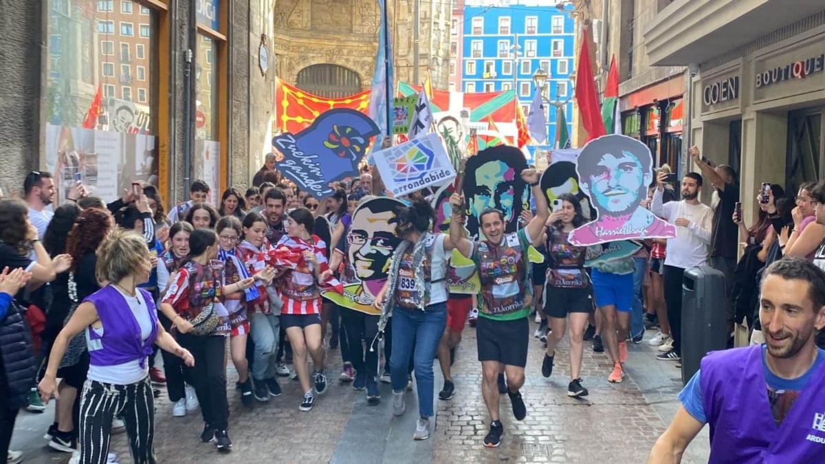 Imagen de la última 'Korrika', la carrera por el euskera convertida en una exaltación de presos de ETA, a su paso por las calles de Bilbao.