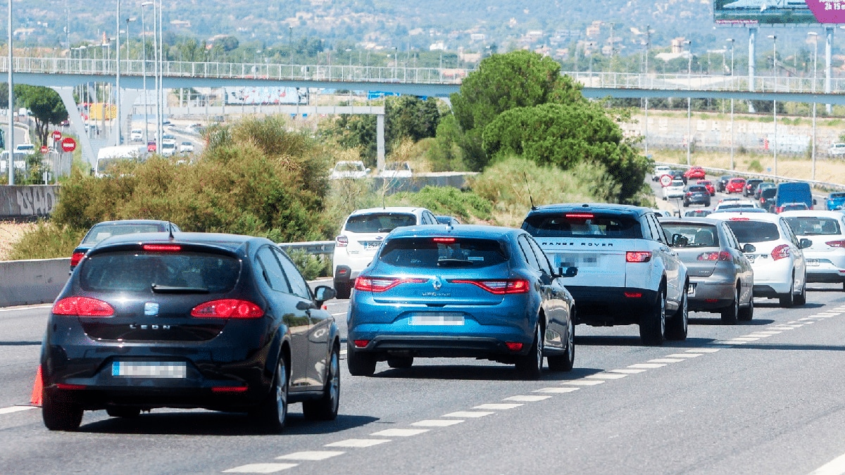 Varios coches circulan en la autovía A-6, teniendo en cuenta cuáles son las carreteras más peligrosas de España