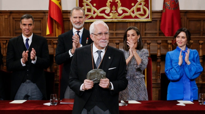 Luis Mateo Díez recibe el Premio Cervantes olvidándose de sí mismo en favor de sus "héroes quijotescos"