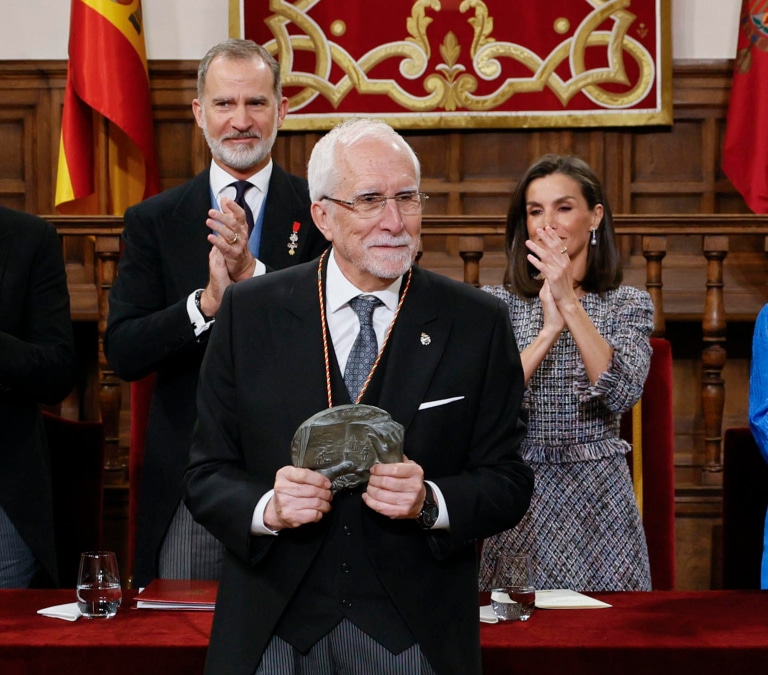 Luis Mateo Díez recibe el Premio Cervantes olvidándose de sí mismo en favor de sus "héroes quijotescos"